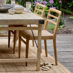 Gartenstuhl aus Teakholz mit Armlehnen und geflochtener Sitzfläche – 2er-Set