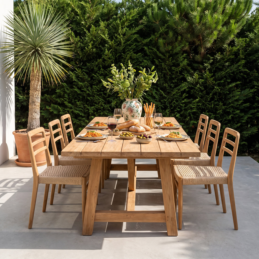 Gartenstuhl aus Teakholz mit Armlehnen und geflochtener Sitzfläche – 2er-Set