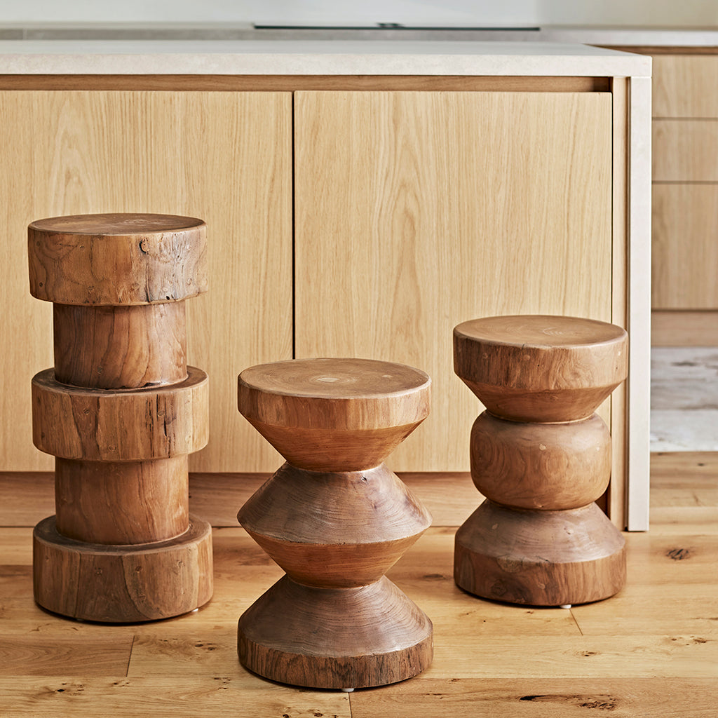 Hocker aus massivem Teakholz in Totemform, Finish Holz natur – H45 cm