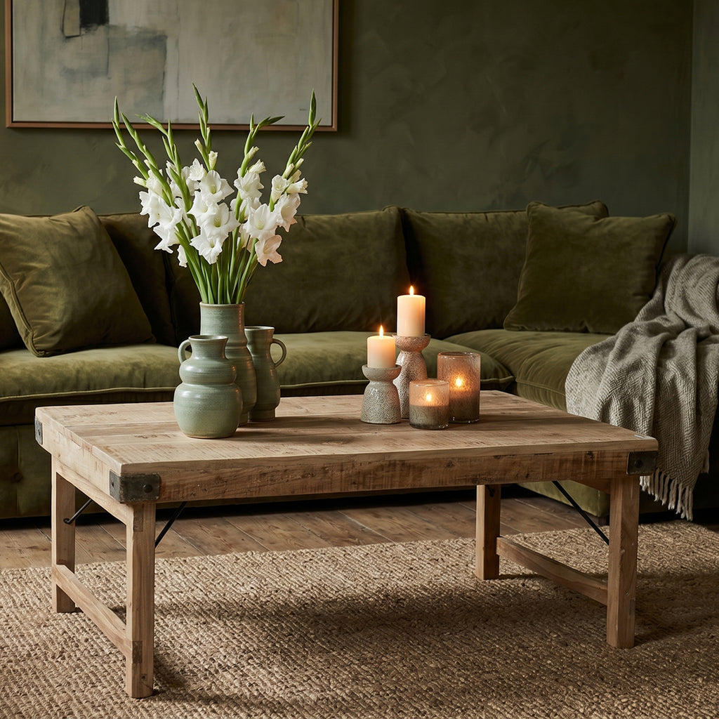 Rechteckiger Couchtisch aus hellem Massivholz mit Metallverstärkungen – 120x75 cm