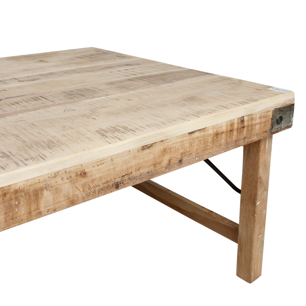 Rechteckiger Couchtisch aus hellem Massivholz mit Metallverstärkungen – 120x75 cm