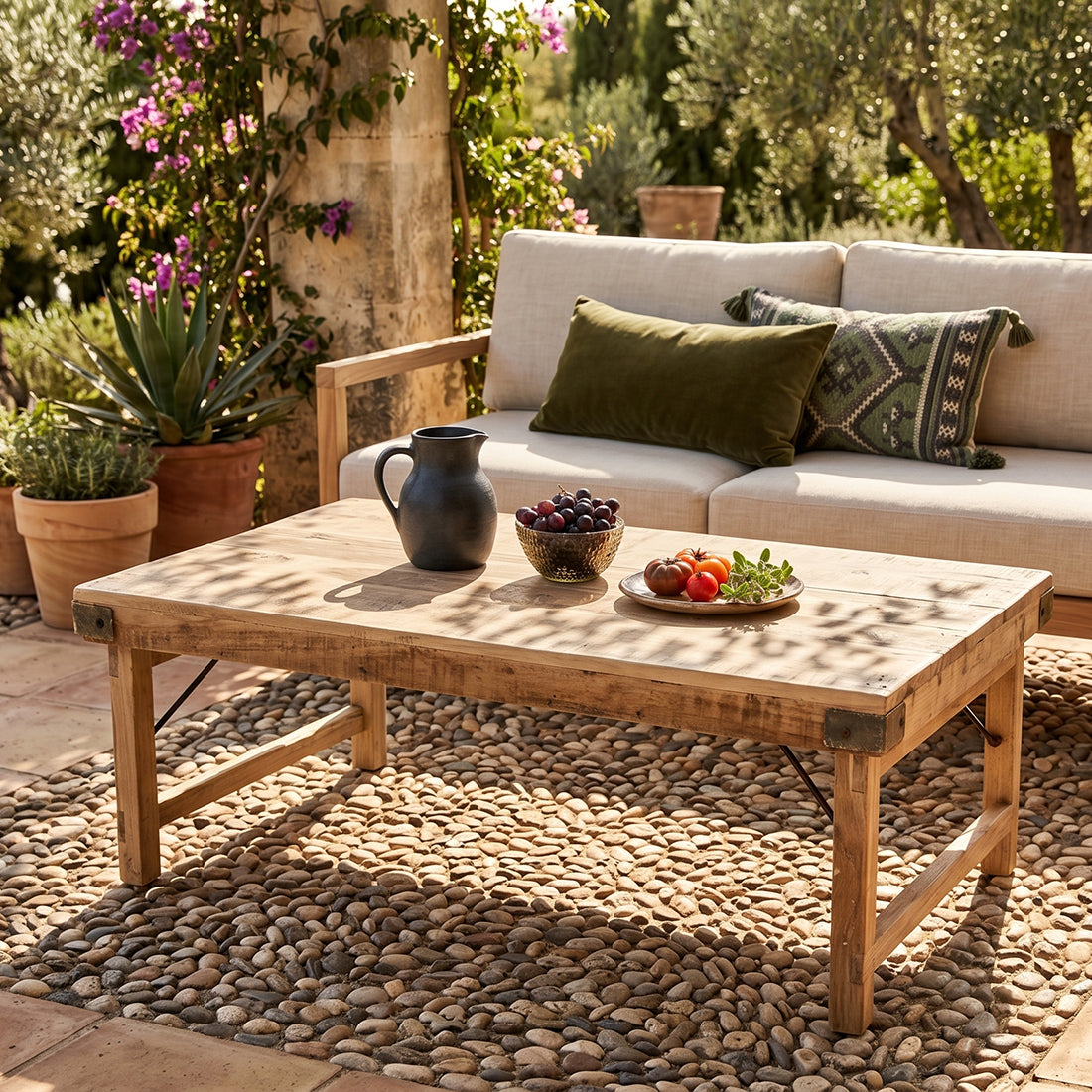 Rechteckiger Couchtisch aus hellem Massivholz mit Metallverstärkungen – 120x75 cm