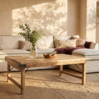 Rechteckiger Couchtisch aus hellem Massivholz mit Metallverstärkungen – 120x75 cm