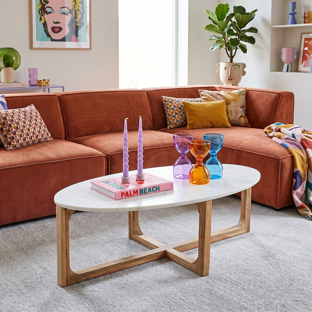 Ovaler Couchtisch aus weißem Marmor und Mangoholz – 120x60 cm