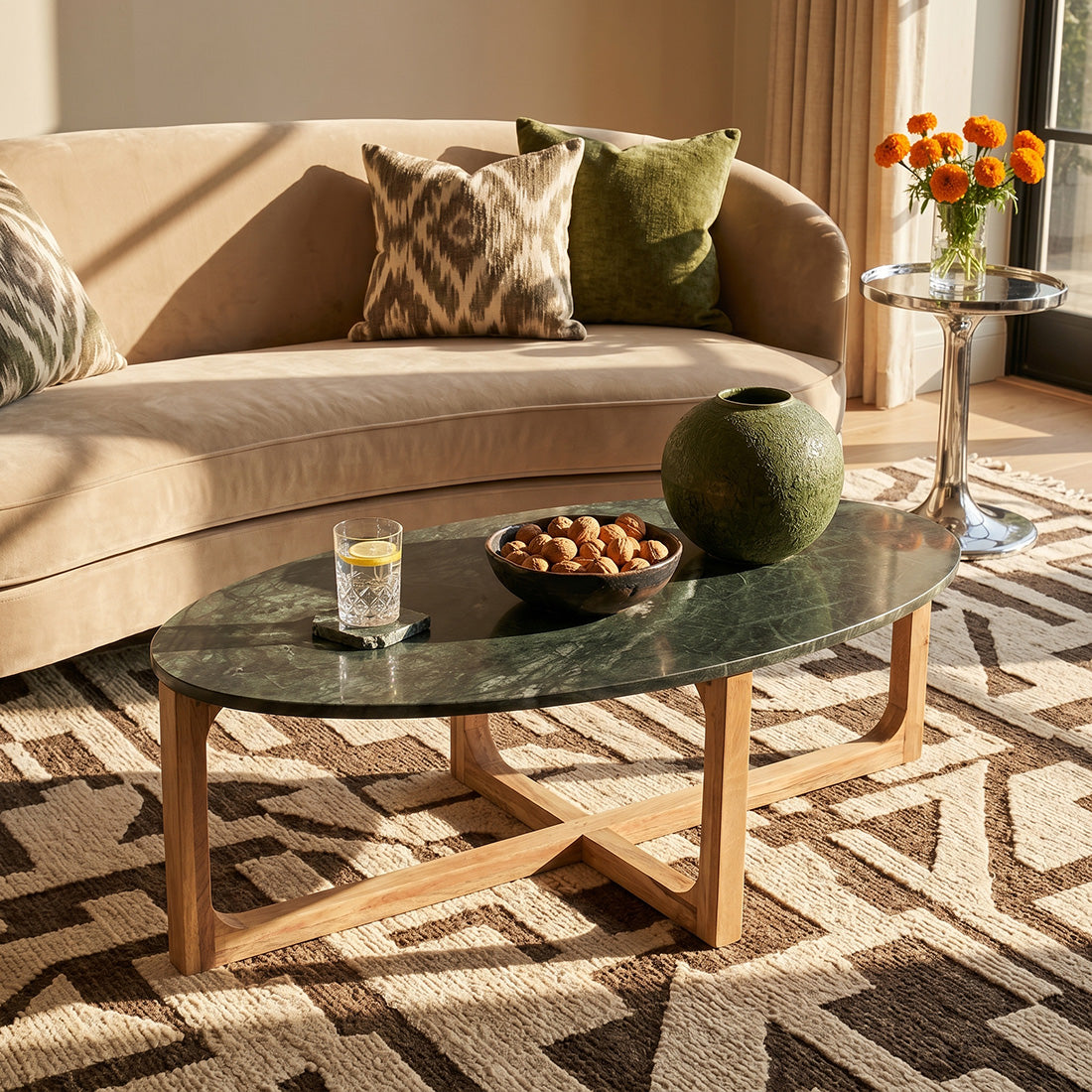 Ovaler Couchtisch aus schwarzem Marmor und Naturholz – 120x60 cm