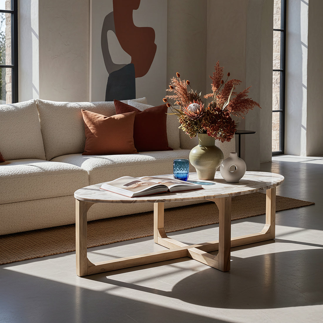 Ovaler Couchtisch aus Marmor in Creme und Holz – 120x60 cm