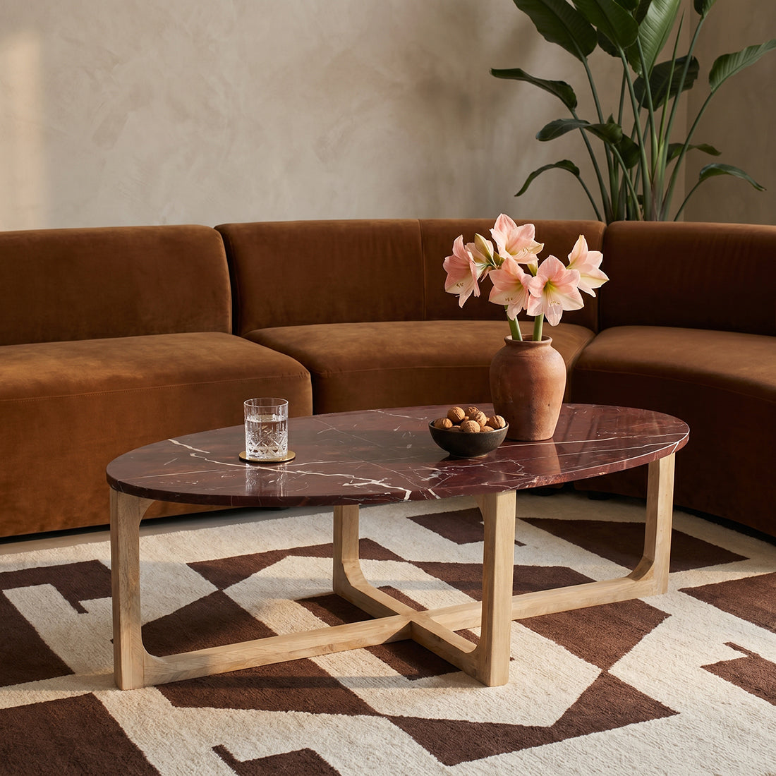 Couchtisch aus bordeauxrotem Marmor mit hellem Holzgestell – 120x65 cm