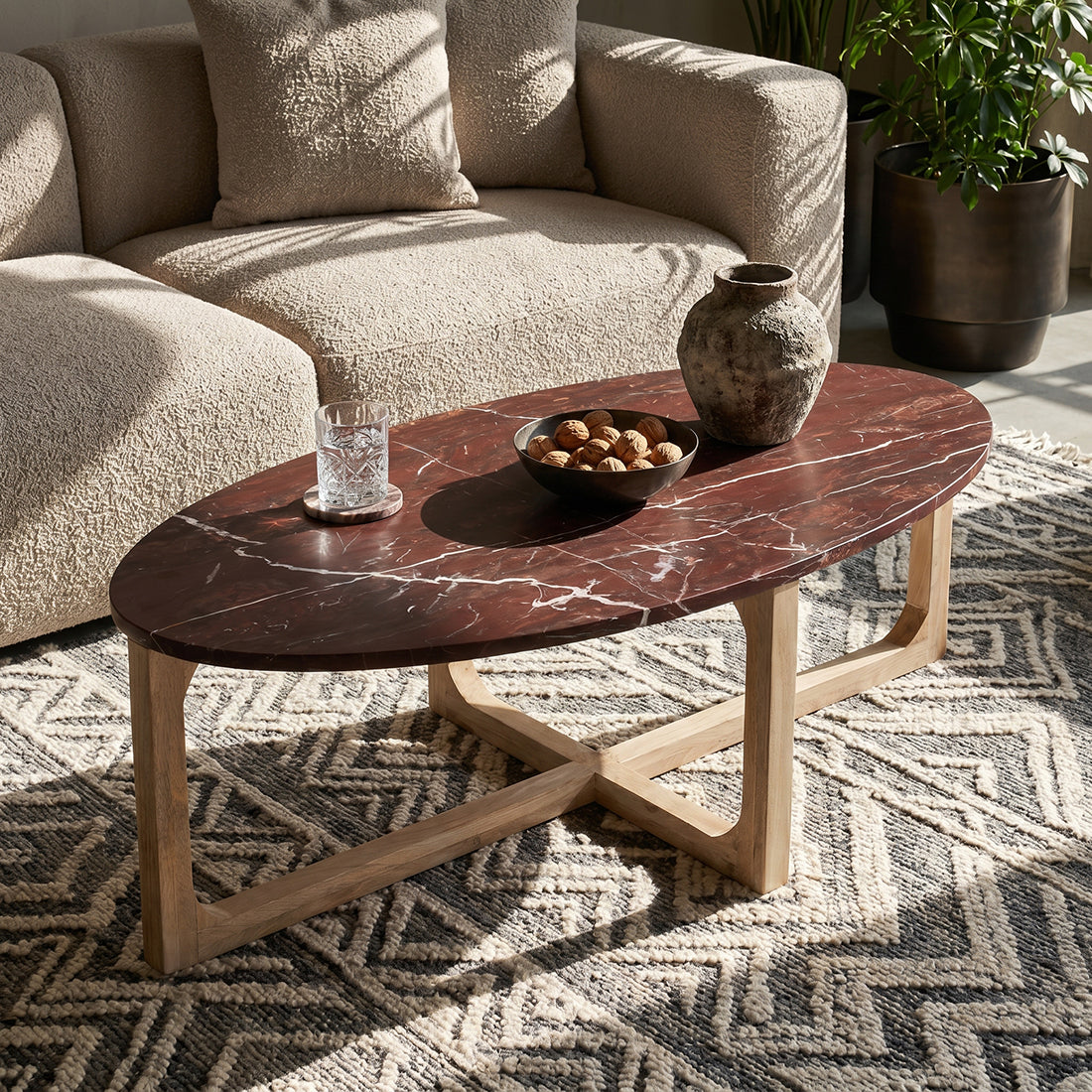Couchtisch aus bordeauxrotem Marmor mit hellem Holzgestell – 120x65 cm