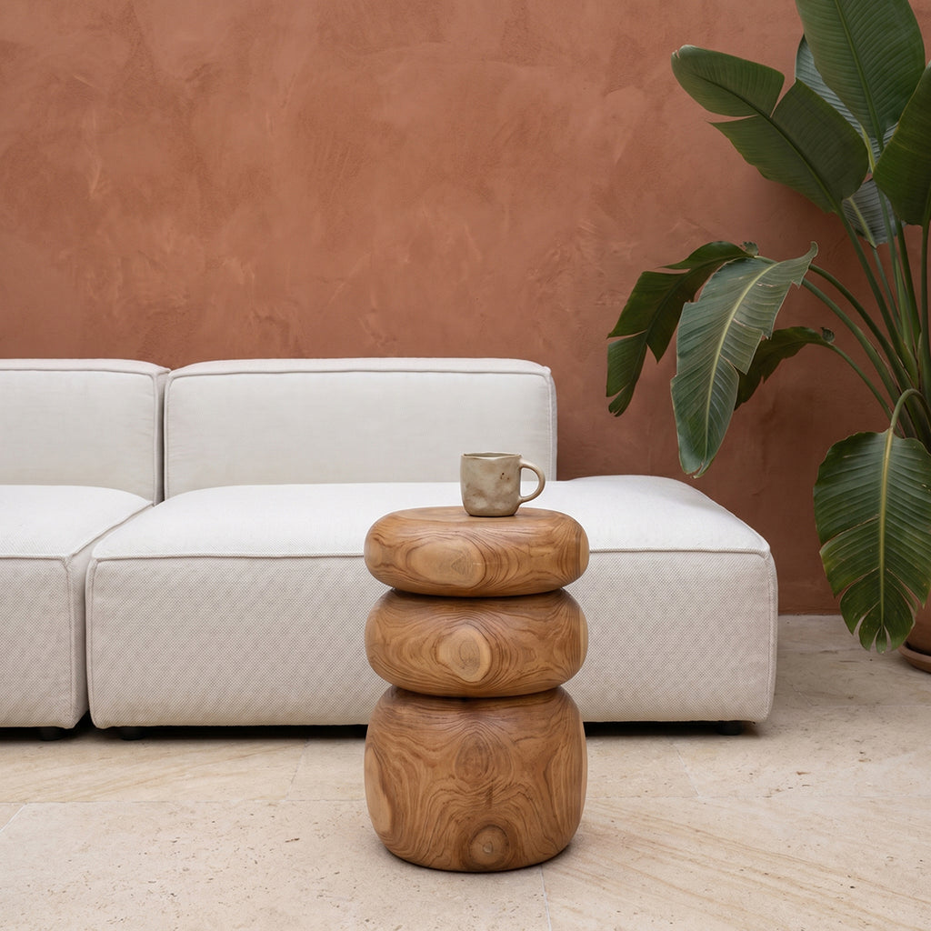 Hocker aus massivem Teakholz in Kieselform, Beige – H45 cm