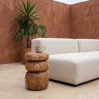 Hocker aus massivem Teakholz in Kieselform, Beige – H45 cm