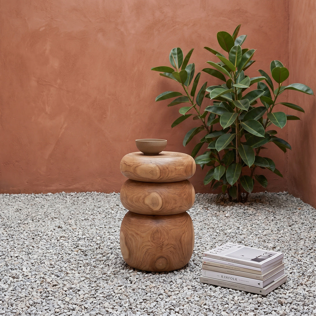 Hocker aus massivem Teakholz in Kieselform, Beige – H45 cm