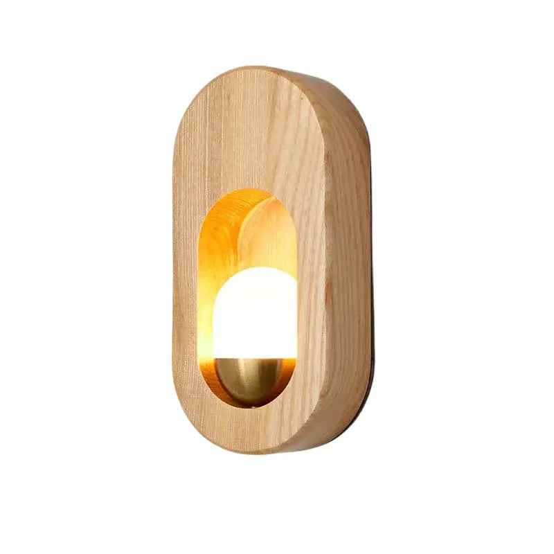 Wandleuchte aus hellem Holz