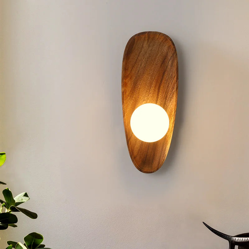 Applique murale en bois naturel dans un salon, éclairage tamisé créant une atmosphère cosy.