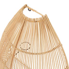 Applique murale en rotin naturel conique ajourée H55 cm sur mur terracotta texturé