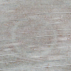Assiette en grès gris clair à bord brun texturé strié beige-gris