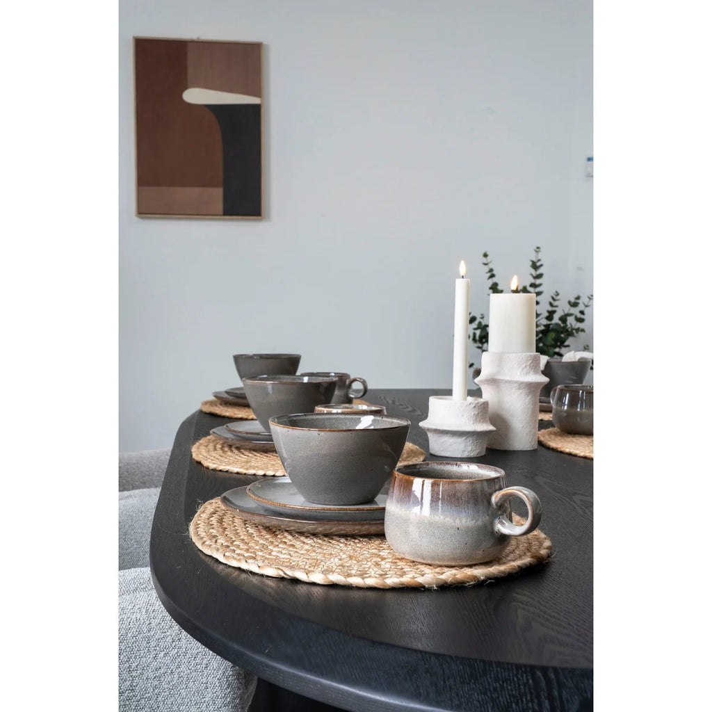 Lot de 4 assiettes en grès gris marron ø27cm sur nappes tressées