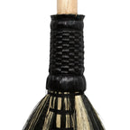 Balai décoratif en fibres naturelles beige et noir avec manche en bois courbé H130 cm
