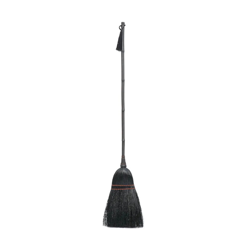 Balai décoratif en fibres noires avec poignée bambou et détails tressés – H130 cm