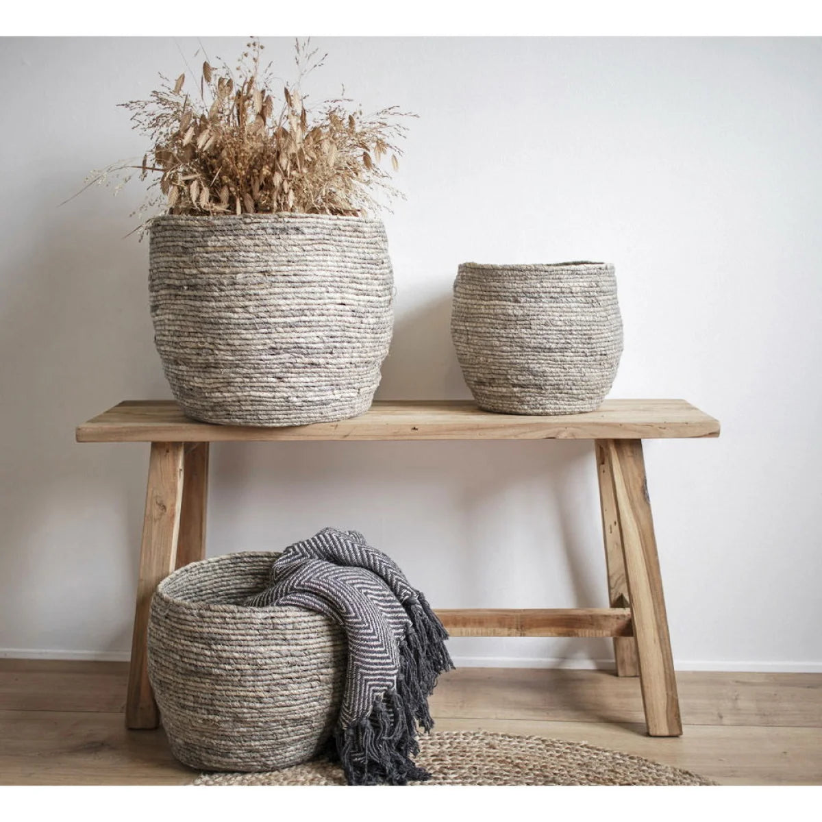 Panier tissé aux tons neutres, idéal pour la décoration naturelle en bois de teck