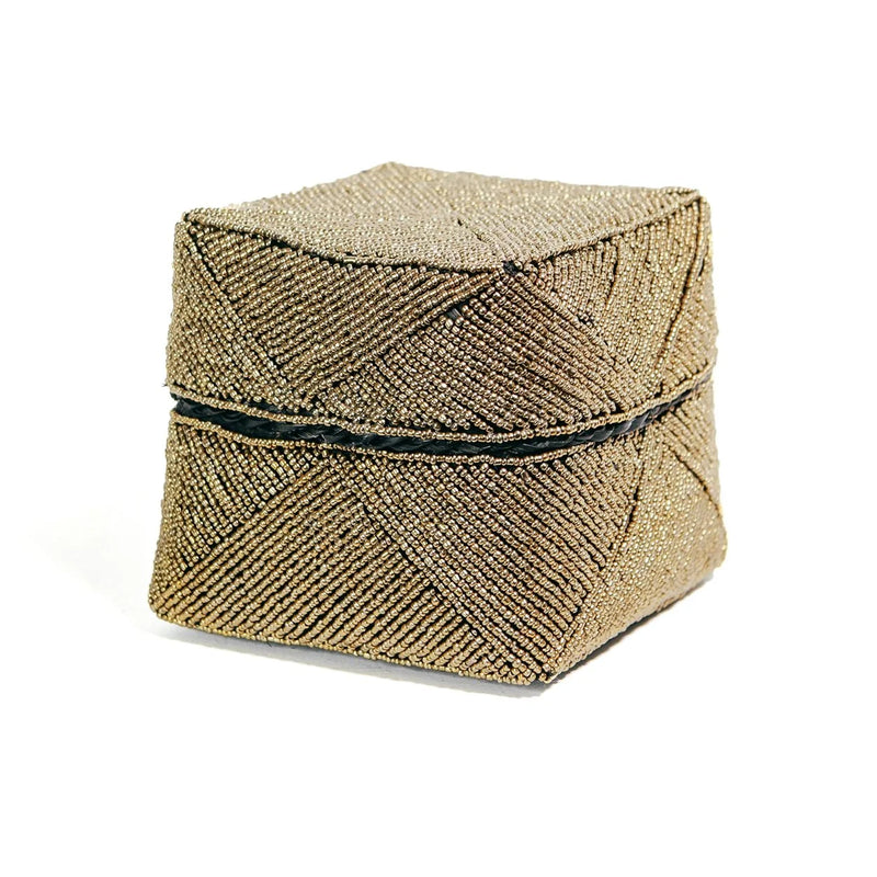 Rechteckige Aufbewahrungsbox mit goldenen Perlen und geometrischem Muster