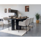 Table basse ovale noire aux pieds cylindriques minimalistes
