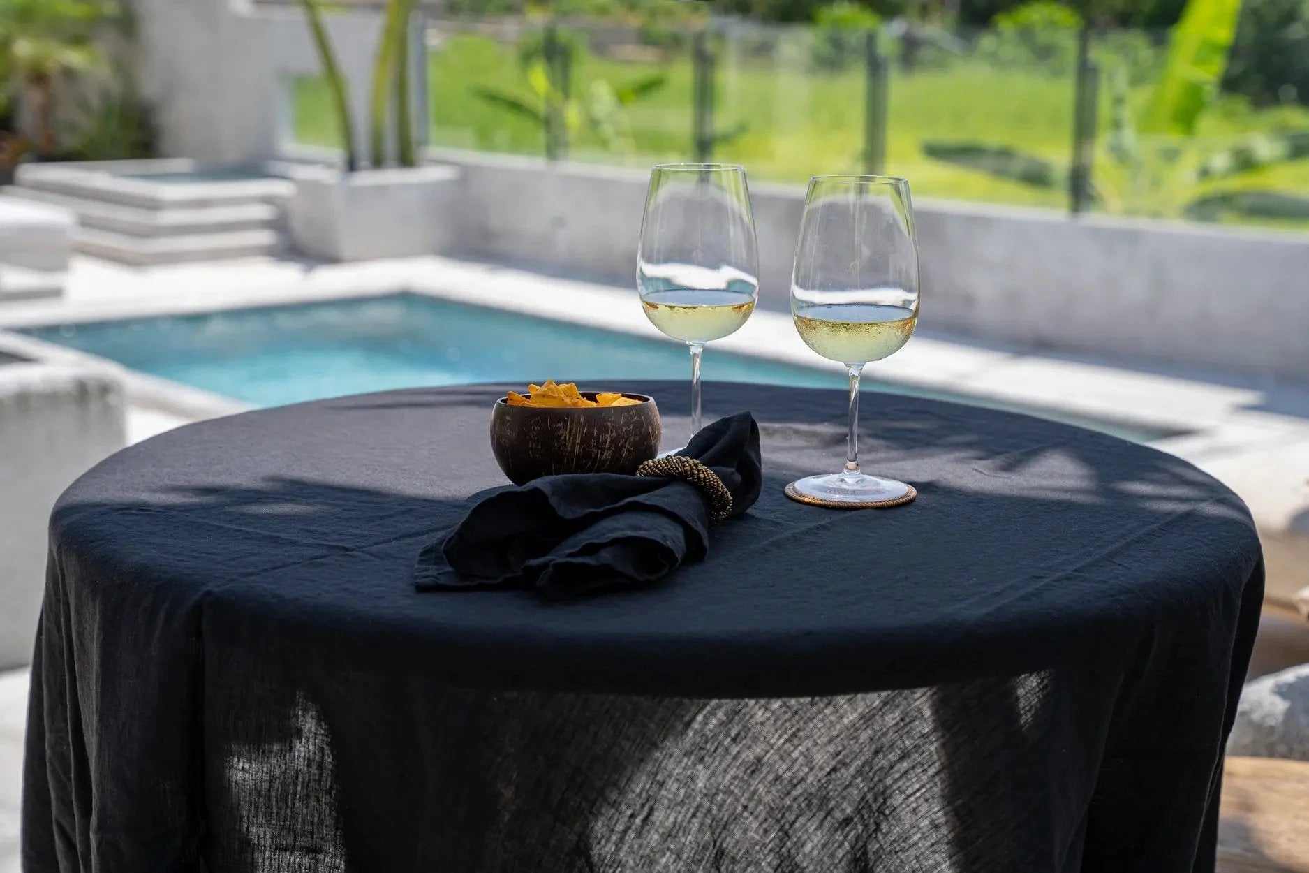 Table en lin noir rond pour décoration intérieure ou extérieure naturelle brun foncé