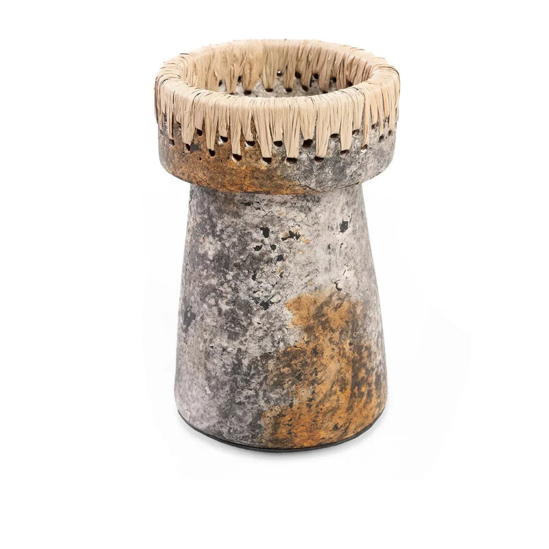 Kerzenhalter aus Terrakotta in Grau mit Raffia H20 cm