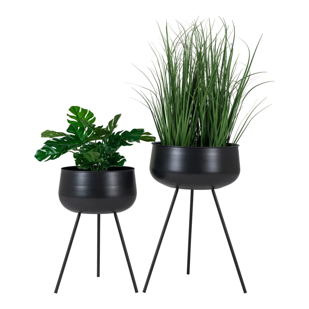 Lot de 2 cache-pots en métal noir lisse sur trépieds avec plantes vertes H46 cm