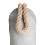 Cale-porte en béton gris texturé avec anse corde beige naturelle