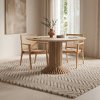 Table ronde en bois avec base à cannelures et plateau lisse