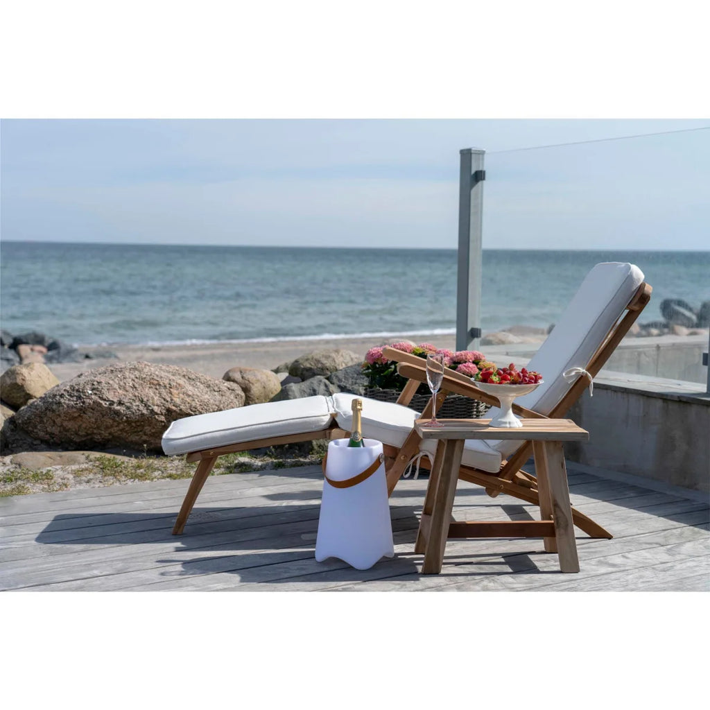 Glacière en tissu blanc avec anse en cuir brun pour chaise longue en teck