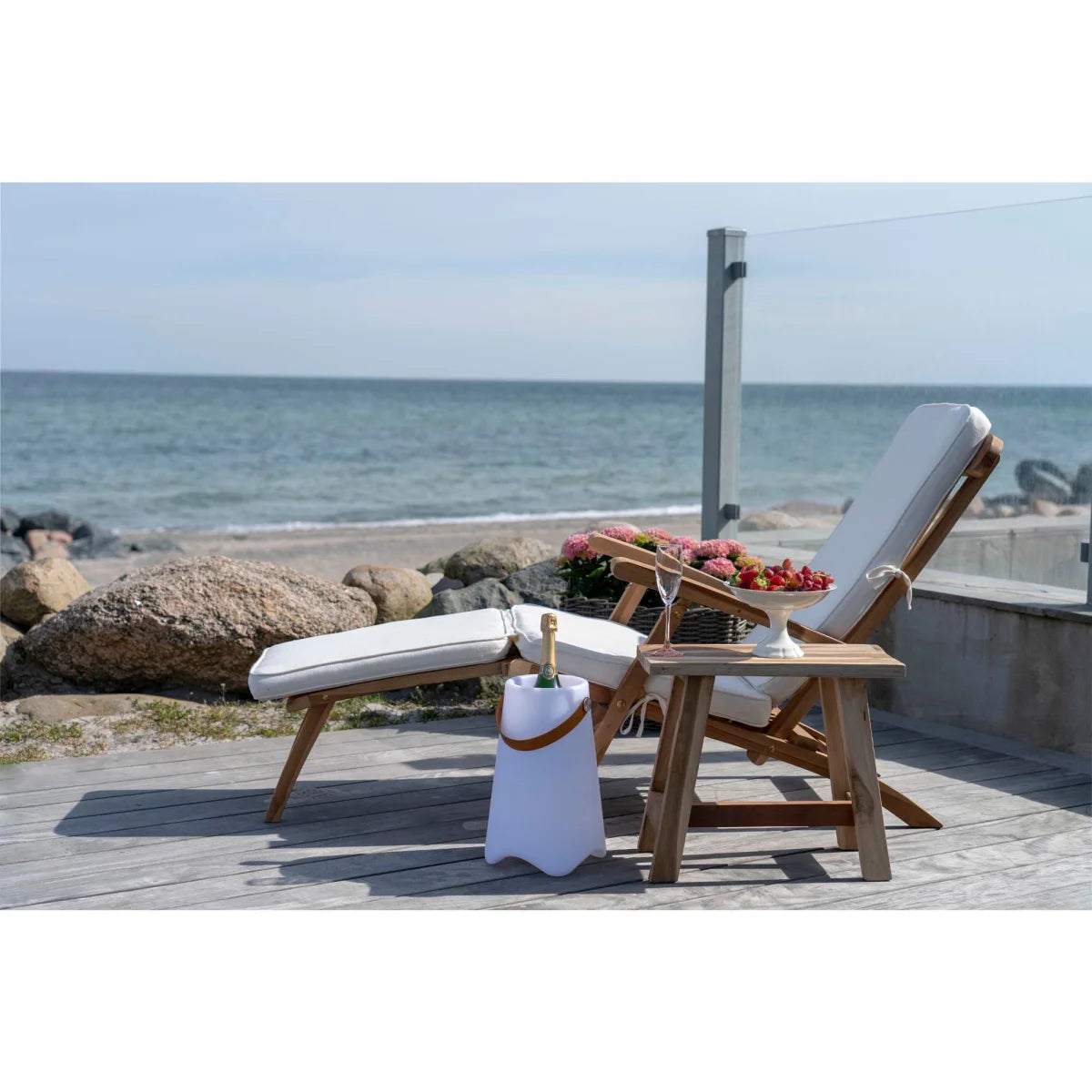 Glacière en tissu blanc avec anse en cuir brun pour chaise longue en teck