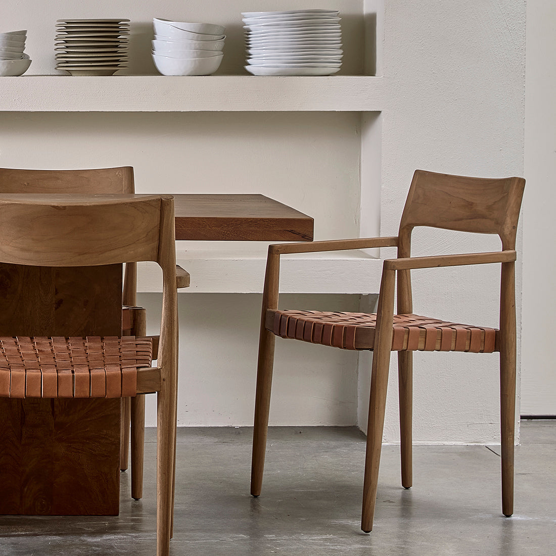 Chaise de salle à manger en teck et cuir tressé avec accoudoirs, lot de 2