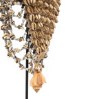 Décorations suspendues en coquillages et perles sur socle noir naturel
