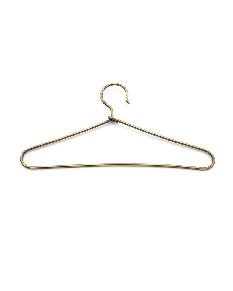 Kleiderbügel aus gebürstetem Messing in Gold, schmal und gerundet