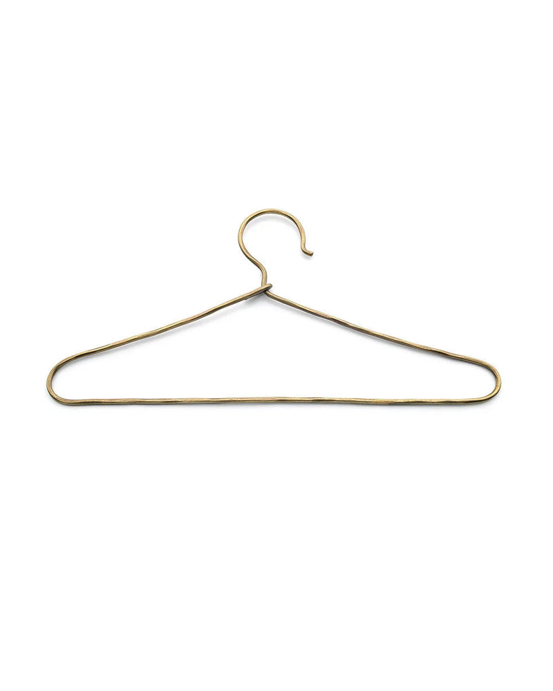 Kleiderbügel aus gehämmertem Messing in Dreiecksform, goldfarben