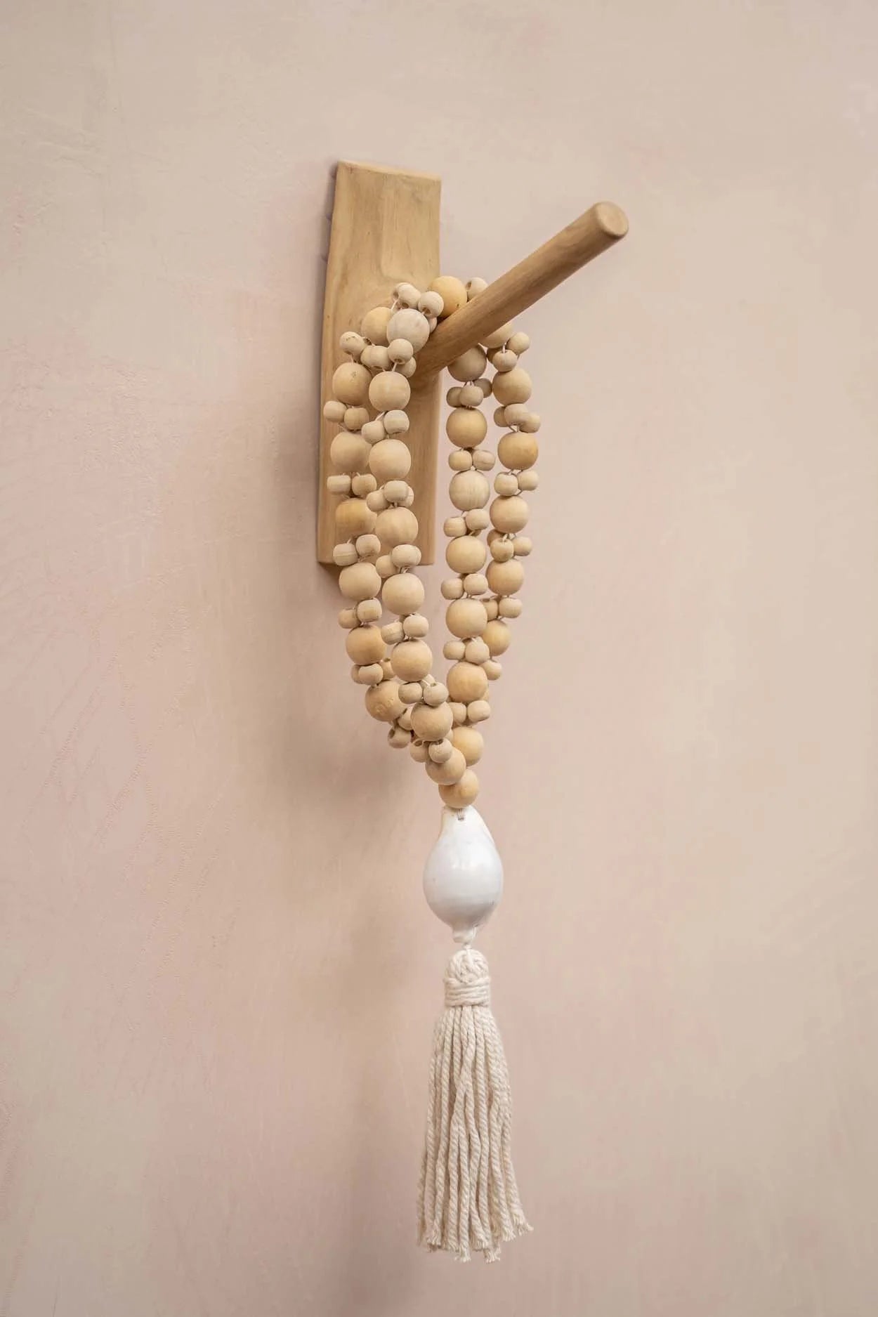 Collier décoratif coquillage, perles bois naturel blanc écru avec pompon blanc et accent céramique