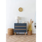 Commode 3 tiroirs bleu marine accents bois clair pieds fuselés 80x40 cm