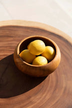 Coupe décorative ronde en bois de teck avec citrons jaunes