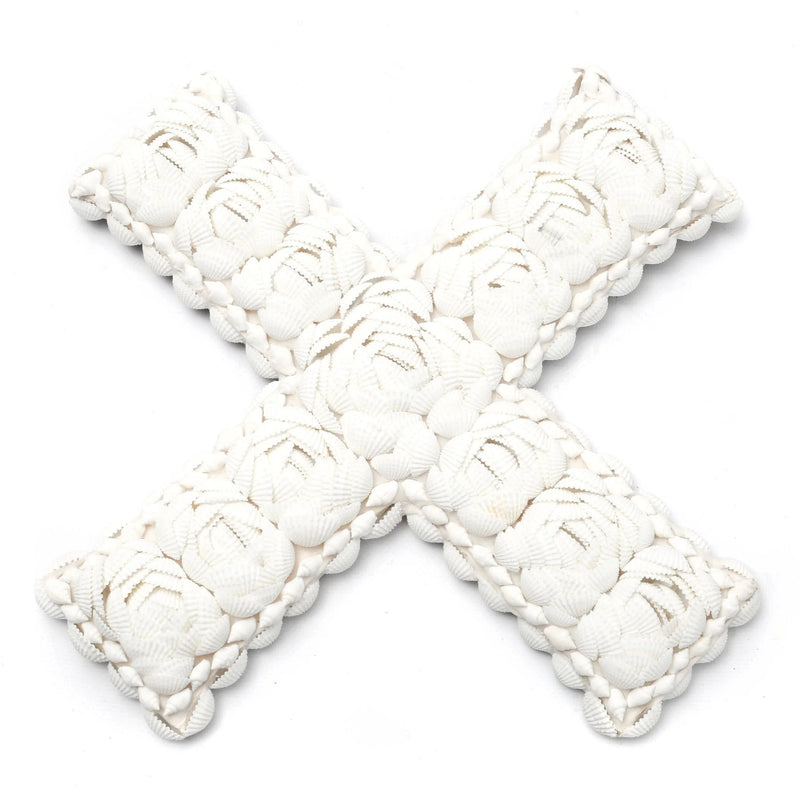 Deko-Wandkreuz aus weißen Muscheln mit Blumenmuster