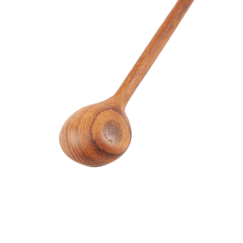 Flacher Löffel aus Teakwurzel mit glatter Oberfläche und sichtbarer Holzmaserung