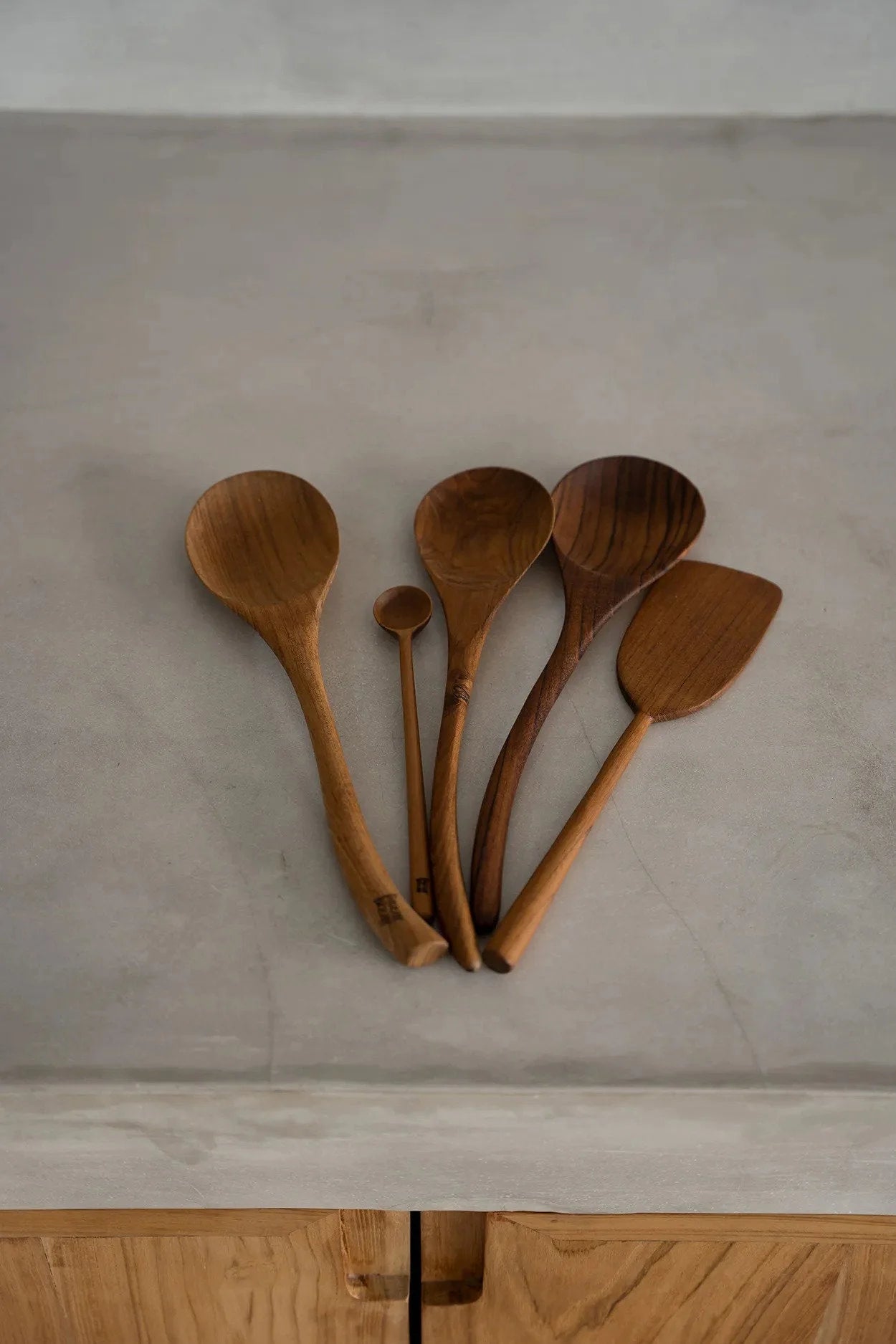 Collection d’ustensiles de cuisine en bois de teck avec finition naturelle
