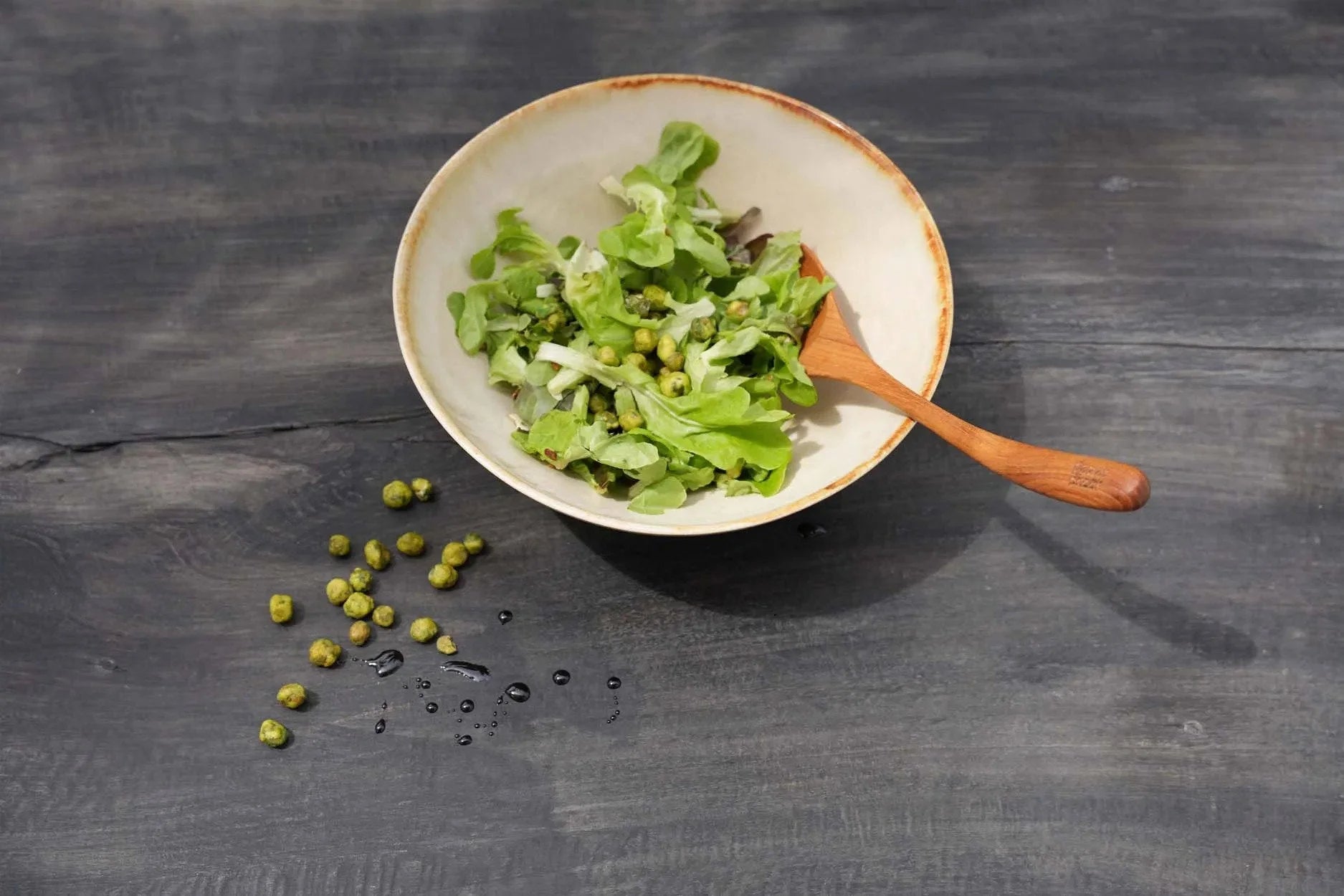 Bol de salade verte fraîche avec une cuillère en racine de teck finition naturelle