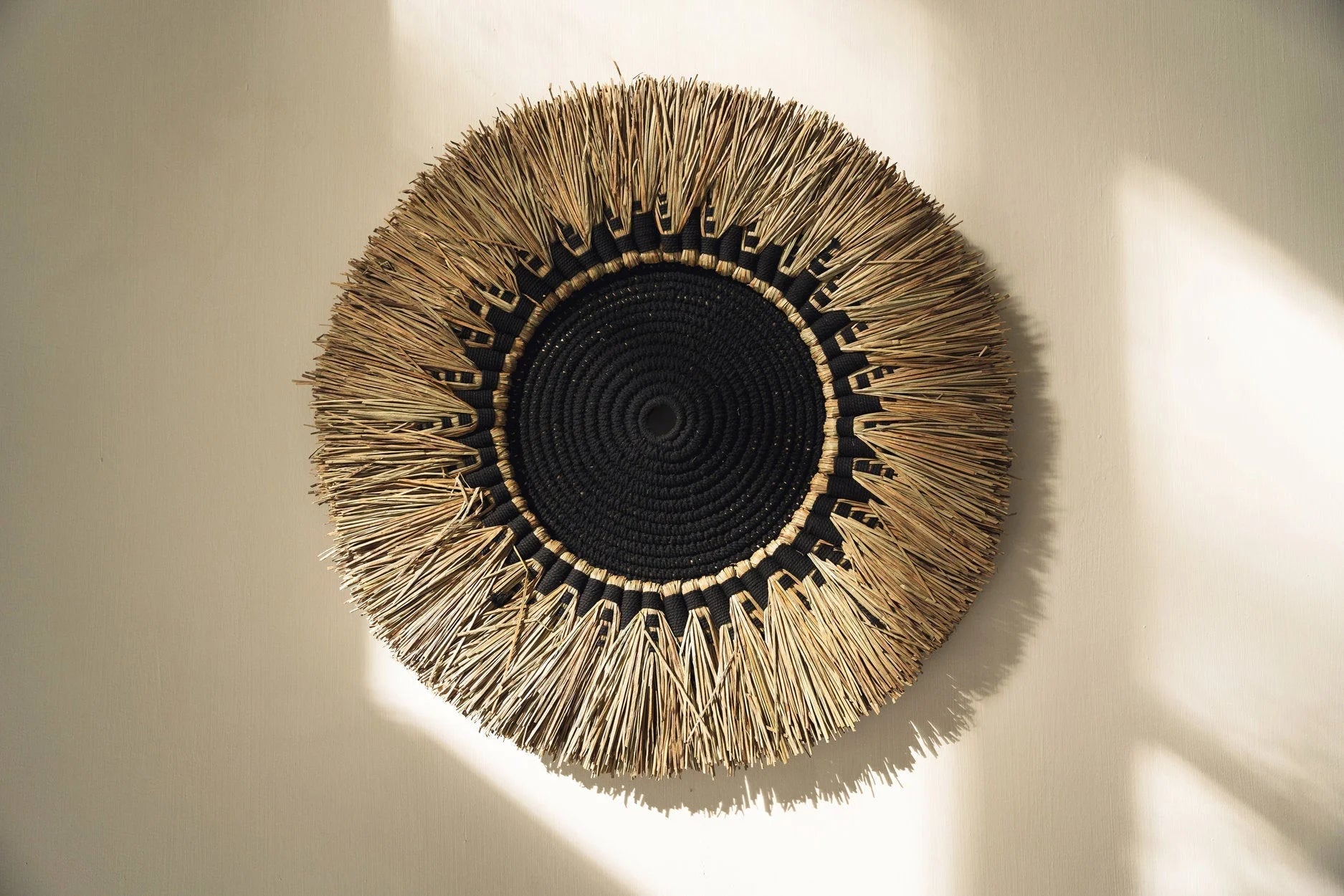 Décoration murale ronde en raphia noir et macramé naturel de 60 cm