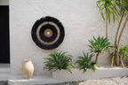 Décoration murale ronde en feuilles de bananier noir et naturel – Ø110 cm