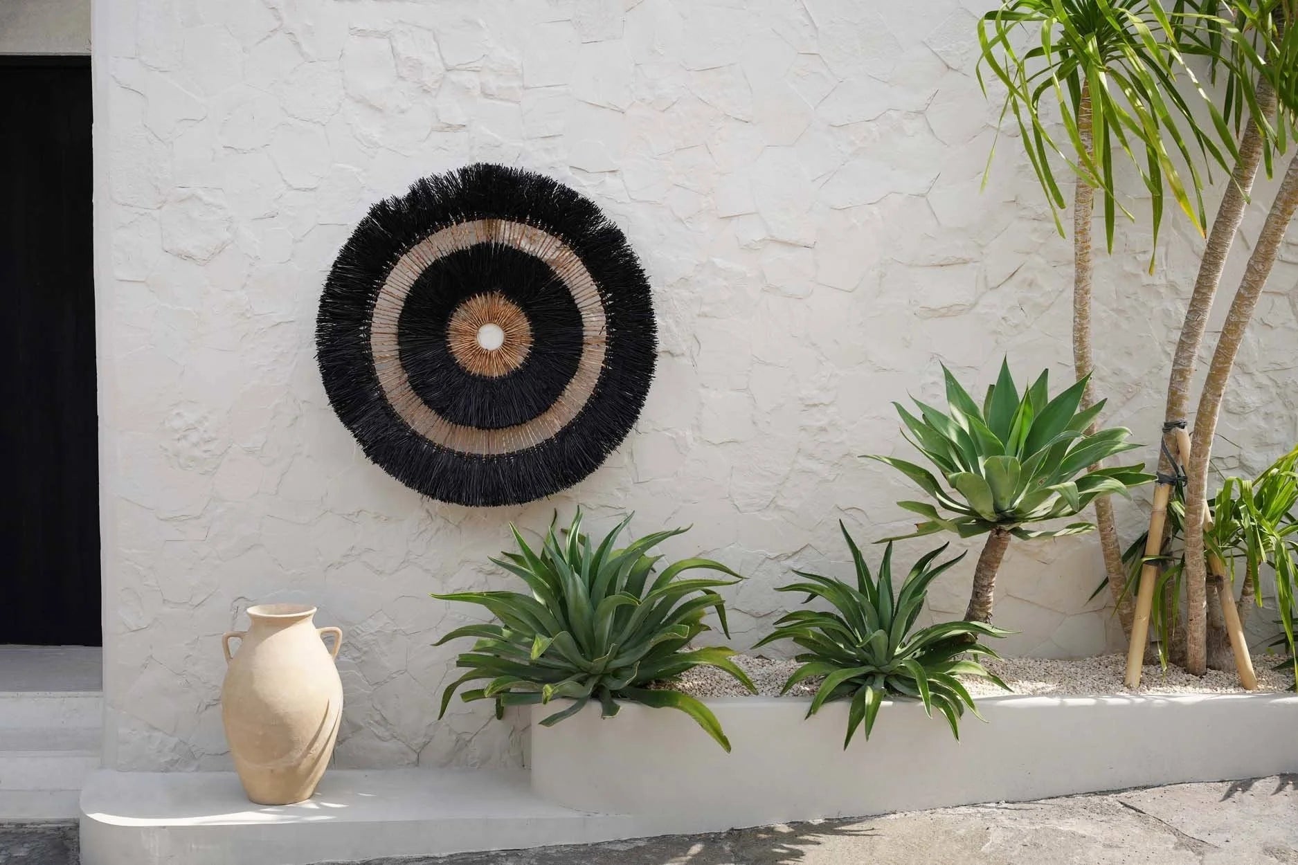 Décoration murale ronde en feuilles de bananier noir et naturel avec franges, diamètre 110 cm