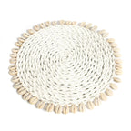 Dessous de plat rond en jonc de mer blanc avec bord de coquillages coquines