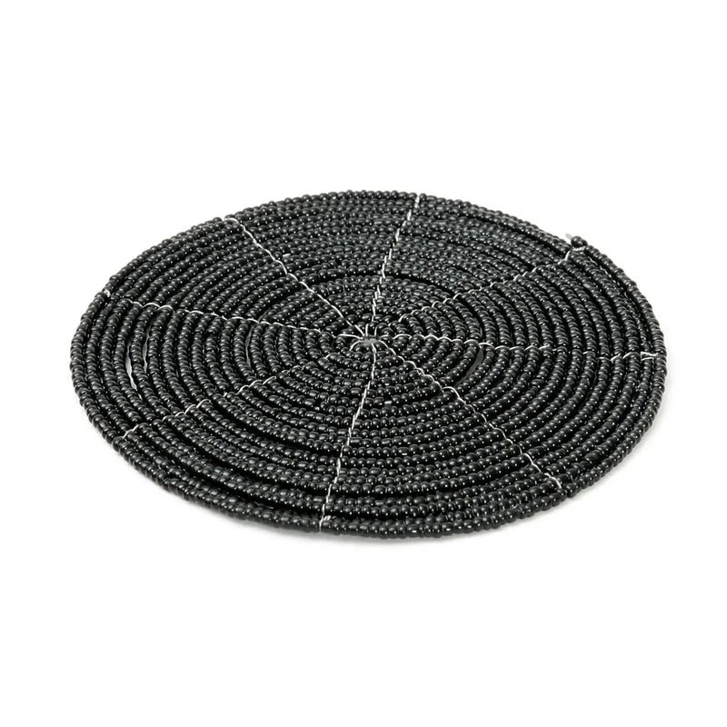 Runder Glasuntersetzer aus schwarzen Perlen mit Spiralmuster
