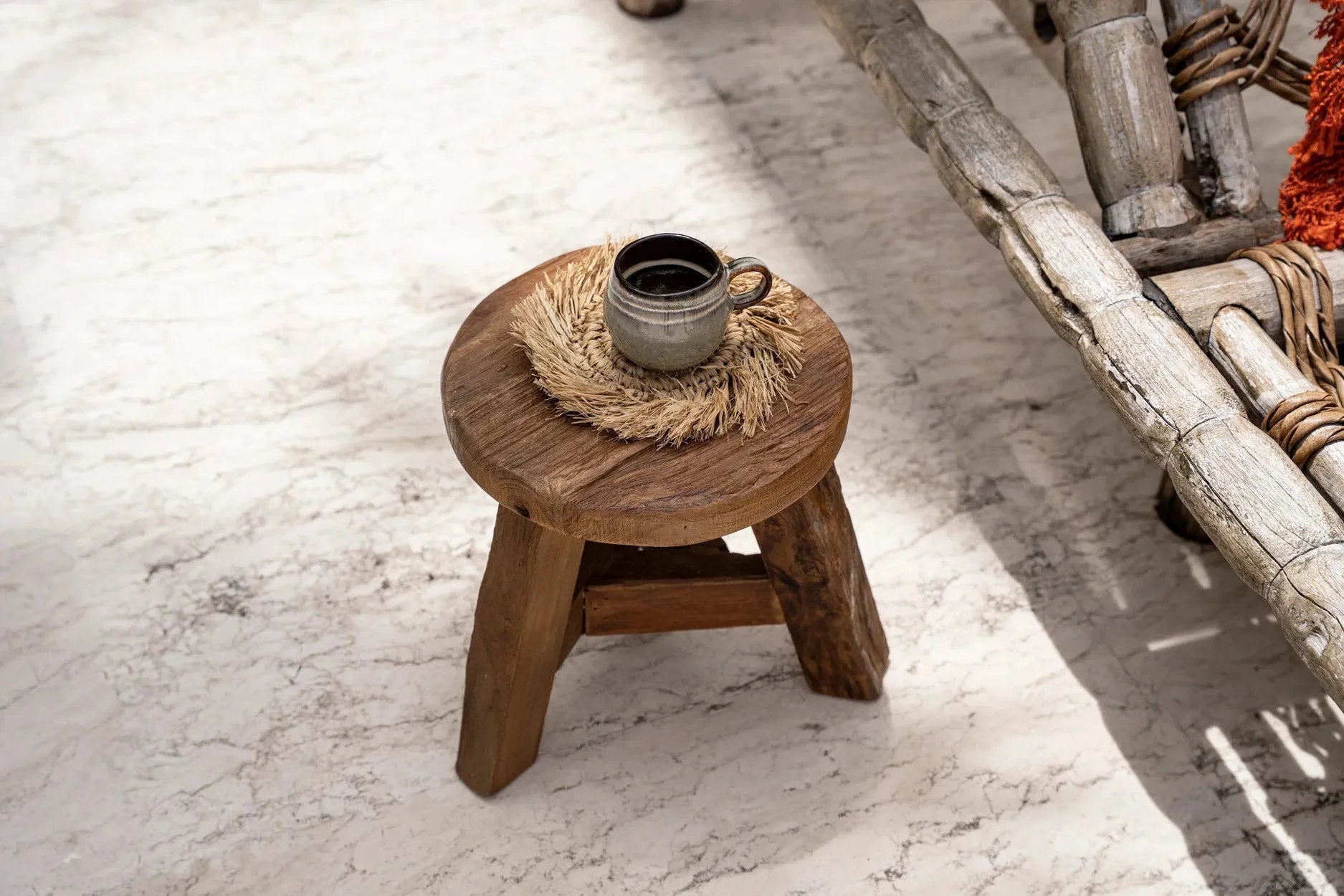 Tabouret en bois rustique avec tasse en métal et sous-verre en raphia frangé