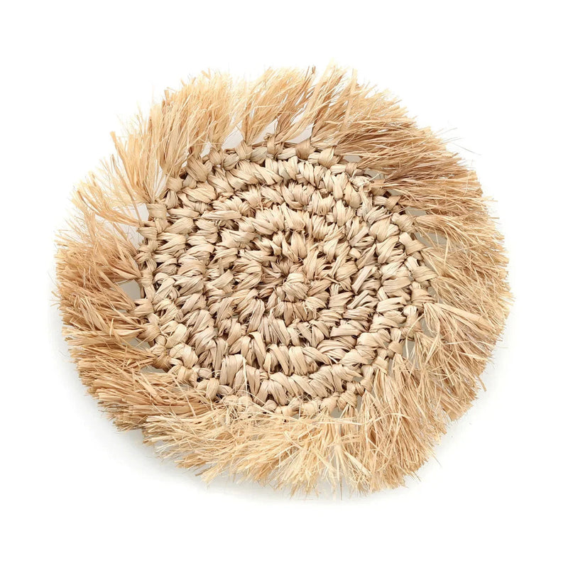 Runder Untersetzer aus Naturraffia mit Sonnenfransen